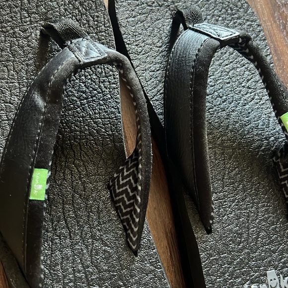 Sanuk size 5 black flip flops - Picture 3 of 4